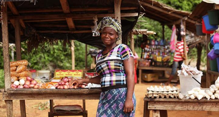 Alleggerire il carico sollevando gli agricoltori dalla povertà